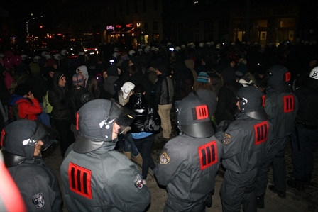 Polizisten kesseln ca. 50 Demonstrantinnen ein